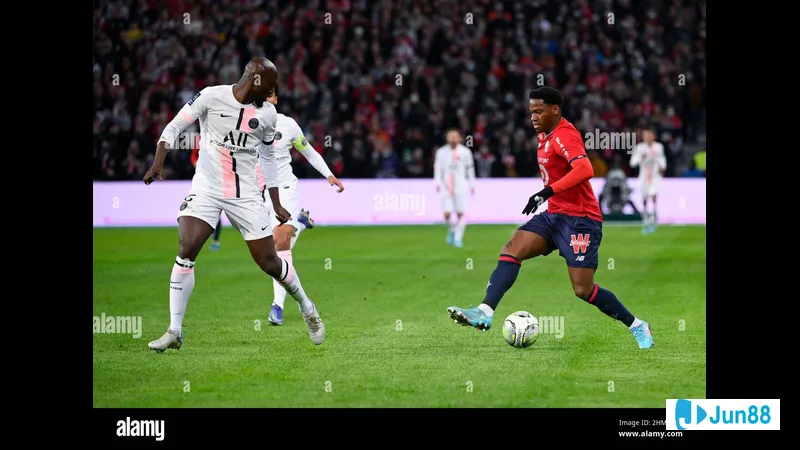 Cầu thủ của PSG đang nỗ lực cản phá cú sút của cầu thủ Lille trong trận đấu Cầu thủ của PSG đang nỗ lực cản phá cú sút của cầu thủ Lille trong trận đấu