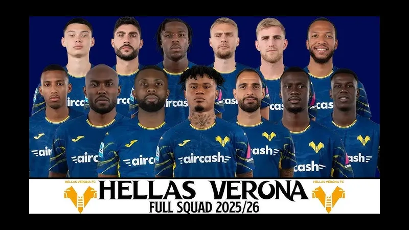 Cầu thủ Verona và Udinese tranh chấp bóng trên sân cỏ Cầu thủ Verona và Udinese tranh chấp bóng trên sân cỏ